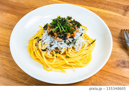 しらすと納豆の和風パスタ 大葉と刻み海苔を添えた一皿 135348605