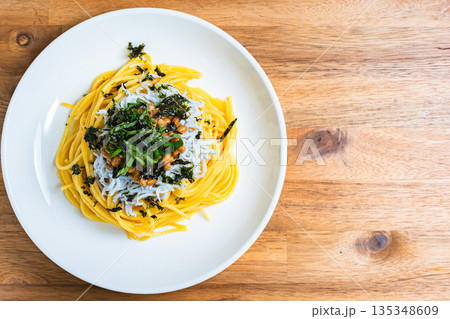 しらすと納豆の和風パスタ 大葉と刻み海苔を添えた一皿 しらすと納豆の和風パスタ 大葉と刻み海苔を添えた一皿 135348609