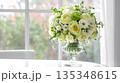 ペールグリーンとホワイトのフラワーアレンジメント 135348615