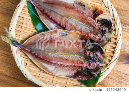 竹ざるに盛られた鯵の開き 135348649