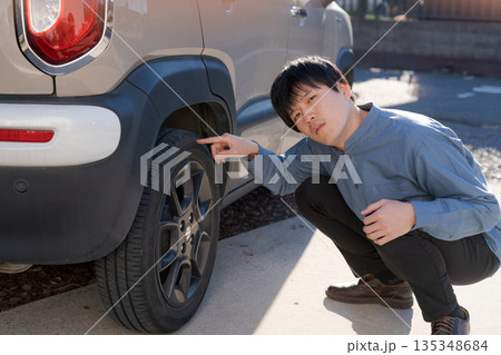 車のメンテナンスをする男性 車のメンテナンスをする男性 135348684