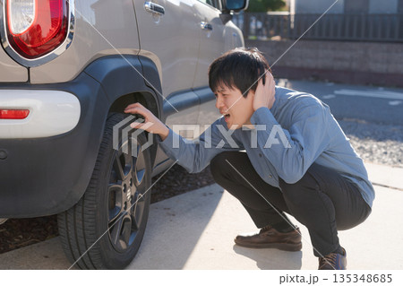 車のメンテナンスをする男性 135348685