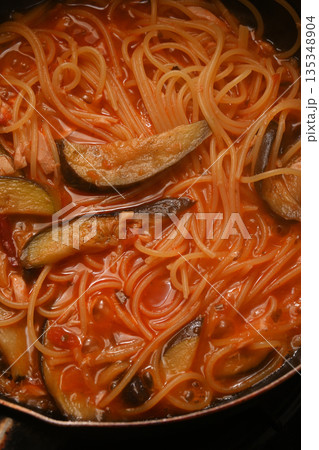 調理中の茄子とツナのトマトソースパスタ 135348904