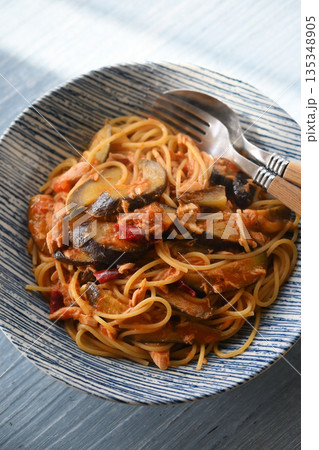 ナスとツナのトマトソースパスタ 135348905