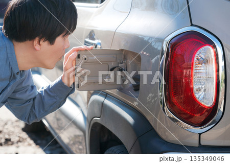車の給油口をチェックする男性 135349046
