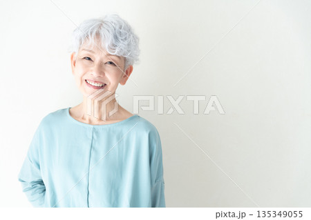 壁の前に立つシニア女性 135349055