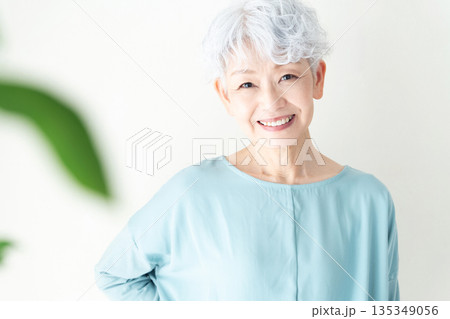 壁の前に立つシニア女性 135349056