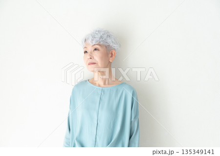 壁の前に立つシニア女性 135349141