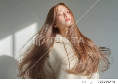 長い髪の美人女性 135349219