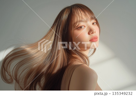 長い髪の美人女性 135349232