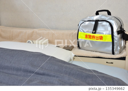 枕元の非常持ち出し袋 枕元の非常持ち出し袋 135349662