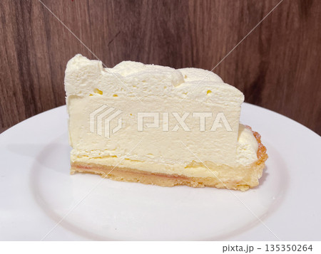 ダブルチーズケーキ クリーミーな二層のチーズスイーツ ダブルチーズケーキ クリーミーな二層のチーズスイーツ 135350264