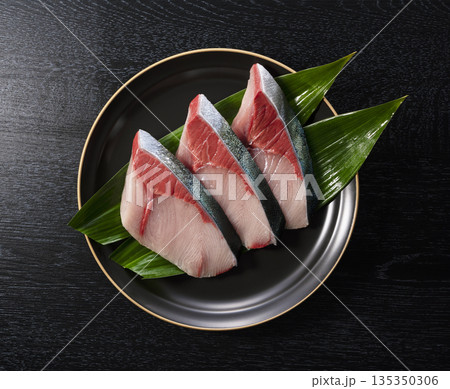 ブリの切り身 135350306