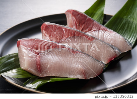ブリの切り身 135350312