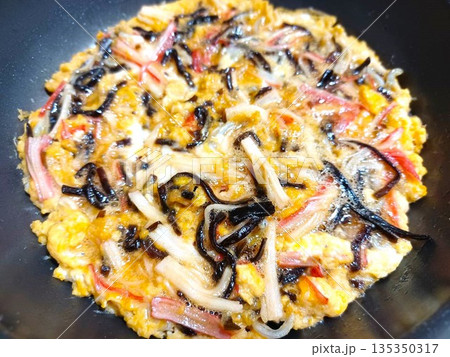 具沢山の家庭の玉子焼き(カニカマ、シラス、昆布の佃煮入り) 具沢山の家庭の玉子焼き(カニカマ、シラス、昆布の佃煮入り) 135350317