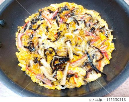 具沢山の家庭の玉子焼き(カニカマ、シラス、昆布の佃煮入り) 135350318