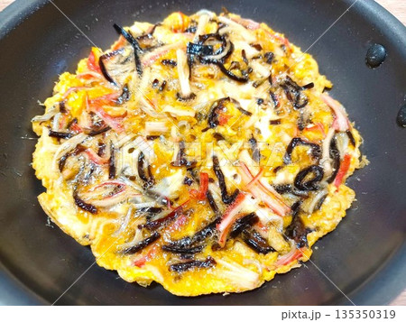 具沢山の家庭の玉子焼き(カニカマ、シラス、昆布の佃煮入り) 135350319