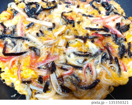 具沢山の家庭の玉子焼き(カニカマ、シラス、昆布の佃煮入り) 135350321