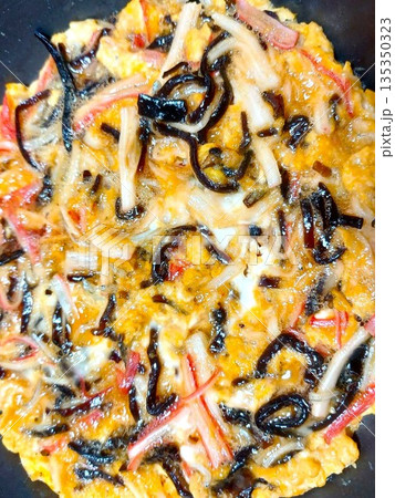具沢山の家庭の玉子焼き(カニカマ、シラス、昆布の佃煮入り) 135350323