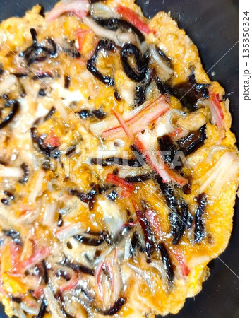 具沢山の家庭の玉子焼き(カニカマ、シラス、昆布の佃煮入り) 135350324