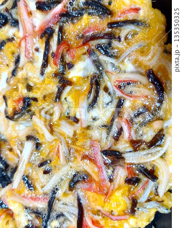 具沢山の家庭の玉子焼き(カニカマ、シラス、昆布の佃煮入り) 135350325