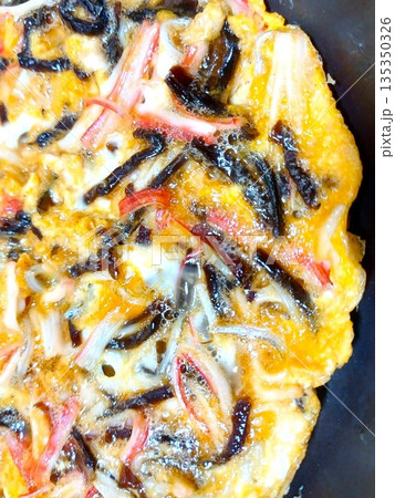 具沢山の家庭の玉子焼き(カニカマ、シラス、昆布の佃煮入り) 135350326