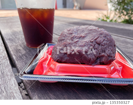 ぼた餅 おはぎ あんこで包まれた和の定番スイーツ ぼた餅 おはぎ あんこで包まれた和の定番スイーツ 135350327