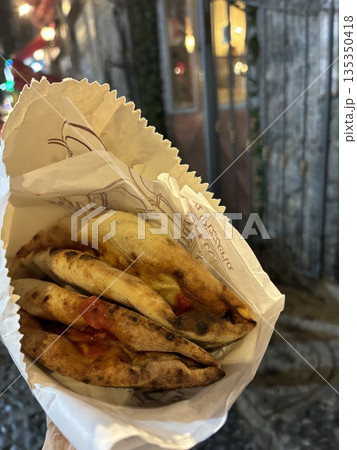 美味しそうなピザ 135350418