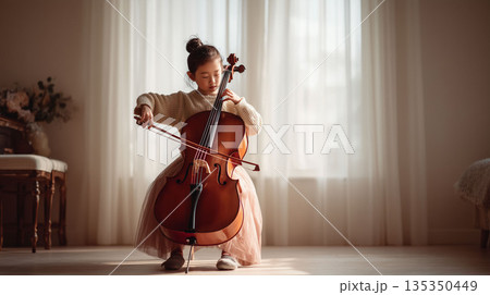 幼少期から音楽に親しみ自宅でチェロやコントラバスを練習する子供の情操教育 135350449