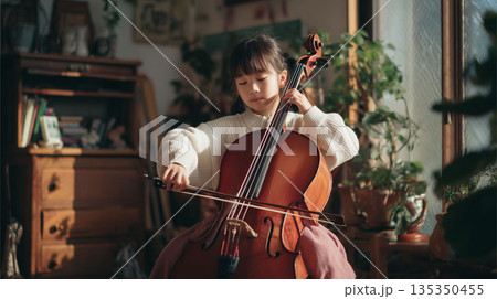 チェロやコントラバスを通して表現力を育てる子供の学びのひととき 135350455