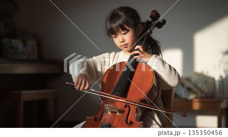 幼少期から始める音楽教育 子供のチェロ練習と情操教育の時間 135350456