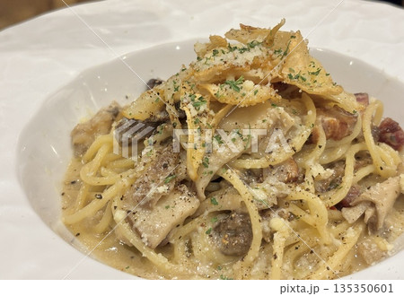 能登豚ベーコンとイタリア産ポルチーニを使ったキノコのクリームスパゲッティ 135350601