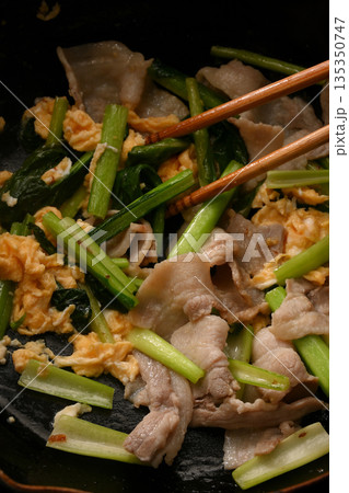豚肉と小松菜の中華風卵炒め 135350747