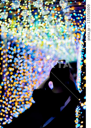 【愛知県飛島村】とびしま宵あかり　風鈴とイルミネーションの絶景を眺める女性 135350809