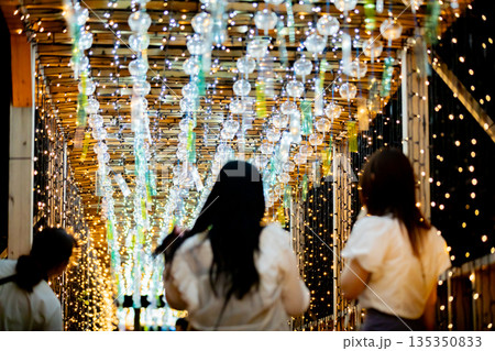 【愛知県飛島村】とびしま宵あかり　風鈴とイルミネーションの絶景を眺める女性 135350833