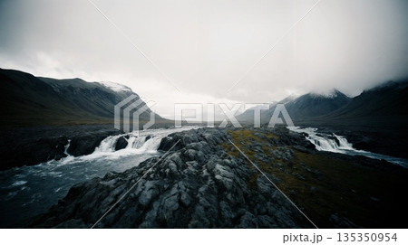 アイスランド風の山岳地帯風景素材 アイスランド風の山岳地帯風景素材 135350954