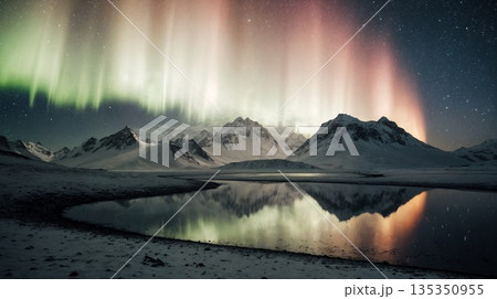 アイスランド風の山岳地帯のオーロラと湖の風景素材 アイスランド風の山岳地帯のオーロラと湖の風景素材 135350955