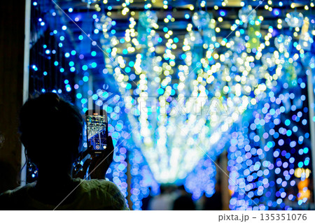 【愛知県飛島村】とびしま宵あかり 風鈴とイルミネーションの絶景をスマホで撮影する女性 【愛知県飛島村】とびしま宵あかり 風鈴とイルミネーションの絶景をスマホで撮影する女性 135351076