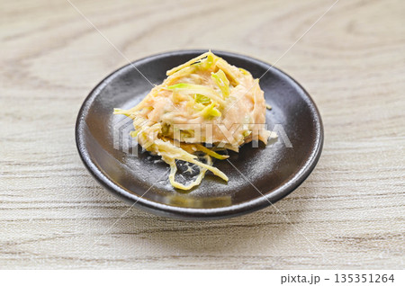 旬の味 採れたてわさび芋のわさび漬け 旬の味 採れたてわさび芋のわさび漬け 135351264