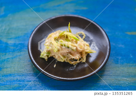旬の味 採れたてわさび芋のわさび漬け 旬の味 採れたてわさび芋のわさび漬け 135351265