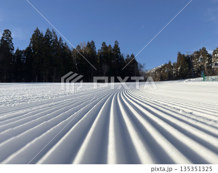 スキー場圧雪車キャタピュラピステンの跡  135351325