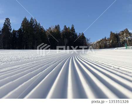 スキー場圧雪車キャタピュラピステンの跡  135351326