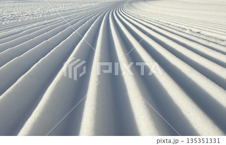 スキー場圧雪車キャタピュラピステンの跡  135351331