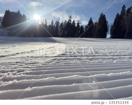 スキー場圧雪車キャタピュラピステンの跡  135351334