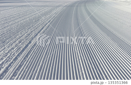スキー場圧雪車キャタピュラピステンの跡  135351366