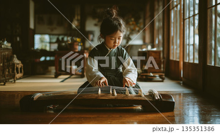 日本文化を音で学ぶ 幼少期からの子供の琴練習と情操教育 135351386