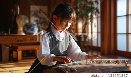 和楽器の音色に触れ感性を育てる 子供の琴練習と学びの時間 135351387
