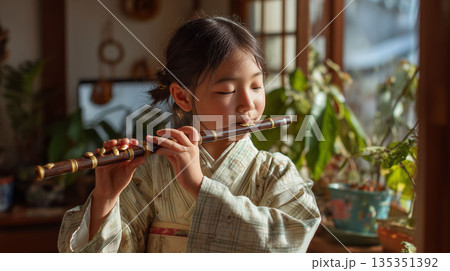 日本文化を音で感じる 自宅で篠笛や龍笛を練習する子供の学びのひととき 日本文化を音で感じる 自宅で篠笛や龍笛を練習する子供の学びのひととき 135351392
