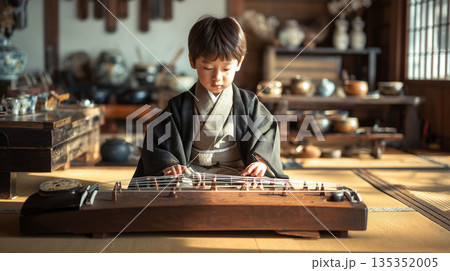 和の趣を感じながら音楽に親しむ 子供の自宅での琴自主練習風景 135352005