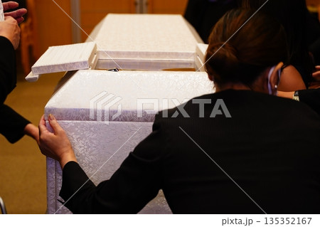 棺のふたを閉じるセレモニーレディー 135352167